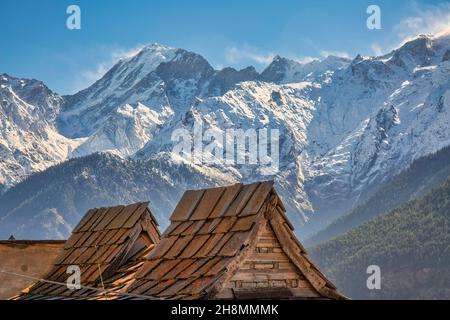 Dorfhaus an den Berghängen mit malerischer Himalaya-Landschaft in Kalpa Himachal Pradesh, Indien Stockfoto