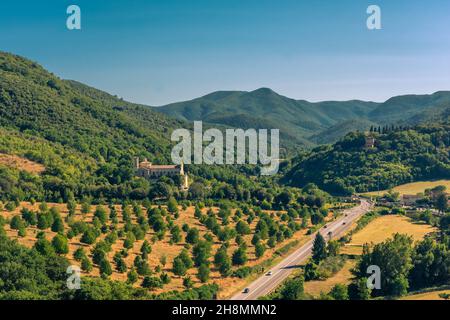 Schöne Landschaft der umbrischen Landschaft von Spoleto bei Sonnenuntergang, Italien Stockfoto