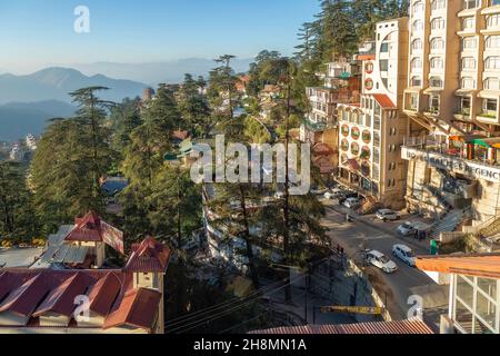 Luftaufnahme von Shimla Hill Station Stadtbild mit landschaftlich reizvoller Berglandschaft in Himachal Pradesh Indien Stockfoto