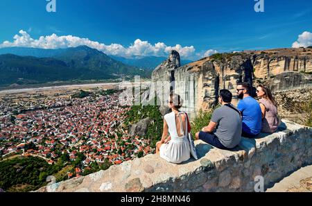 Genießen Sie den Blick auf die Stadt Kalambaka von Agia Triada ("Heilige Dreifaltigkeit") Kloster, Meteora, Trikala, Thessalien, Griechenland. Stockfoto