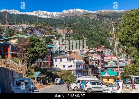 Kleine Dorfstadt in Himachal Pradesh, Indien, in der Nähe von Reckg Peo mit malerischer Himalaya-Landschaft Stockfoto