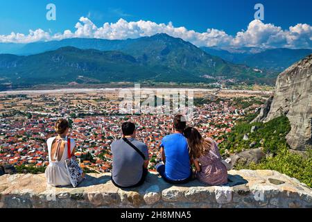 Genießen Sie den Blick auf die Stadt Kalambaka von Agia Triada ("Heilige Dreifaltigkeit") Kloster, Meteora, Trikala, Thessalien, Griechenland. Stockfoto