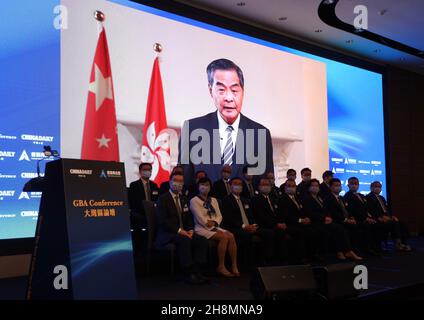 Hongkong. 1st Dez 2021. Leung Chun-ying, stellvertretender Vorsitzender des Nationalkomitees der Politischen Konsultativkonferenz des chinesischen Volkes (CPPCC), hält eine Keynote-Rede auf der Konferenz der Großraum der Bucht von Guangdong, Hongkong und Macao (GBA) am 30. November 2021 über einen Videolink. MIT „RCEP trägt zur Stärkung der Rolle HK als Schlüsselhandelszentrum für Dienstleistungen: Beamte“ zu GEHEN. Quelle: Xinhua/Alamy Live News Stockfoto