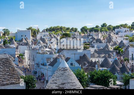 ALBEROBELLO, ITALIEN, 19. AUGUST 2021: Touristen in Alberobello, einer Stadt mit typischen Häusern, die in Apulien, Süditalien, als Trulli bezeichnet werden Stockfoto