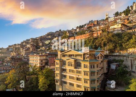 Shimla Stadtbild mit Wohn- und Geschäftsgebäuden eine malerische Bergstation von Himachal Pradesh Indien Stockfoto