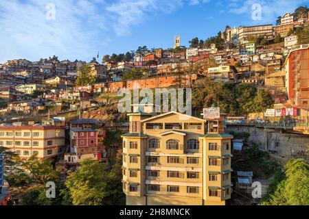 Shimla Stadtbild mit Wohn- und Geschäftsgebäuden eine malerische Bergstation von Himachal Pradesh Indien Stockfoto