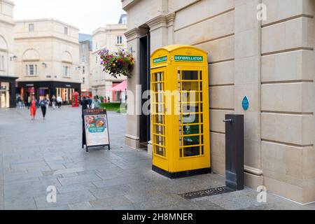 City of Bath, Großbritannien. 08-07-2021. Defibrillator-Straßenkabine. Ungenutzte Telefonbox, die für lebensrettende Geräte an öffentlichen Orten umgebaut wurde. Stockfoto