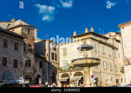 ASSISI, ITALIEN, 6. AUGUST 2021: Platz im historischen Zentrum Stockfoto
