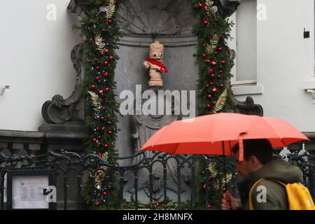 Brüssel, Belgien. 1st Dez 2021. Der Manneken-Pis wird in einem Kostüm zum Gedenken an den Welt-Aids-Tag in Brüssel, Belgien, am 1. Dezember 2021, gesehen. Die Aktion zielt darauf ab, die Öffentlichkeit für AIDS zu sensibilisieren. Quelle: Zheng Huansong/Xinhua/Alamy Live News Stockfoto