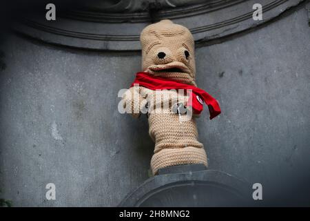 Brüssel, Belgien. 1st Dez 2021. Der Manneken-Pis wird in einem Kostüm zum Gedenken an den Welt-Aids-Tag in Brüssel, Belgien, am 1. Dezember 2021, gesehen. Die Aktion zielt darauf ab, die Öffentlichkeit für AIDS zu sensibilisieren. Quelle: Zheng Huansong/Xinhua/Alamy Live News Stockfoto