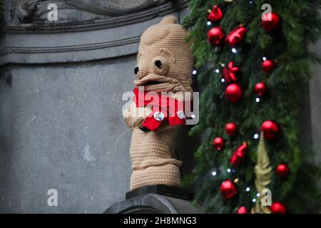 Brüssel, Belgien. 1st Dez 2021. Der Manneken-Pis wird in einem Kostüm zum Gedenken an den Welt-Aids-Tag in Brüssel, Belgien, am 1. Dezember 2021, gesehen. Die Aktion zielt darauf ab, die Öffentlichkeit für AIDS zu sensibilisieren. Quelle: Zheng Huansong/Xinhua/Alamy Live News Stockfoto