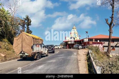 National Highway Road mit landschaftlich reizvoller Himalaya-Berglandschaft in Himachal Pradesh India Stockfoto