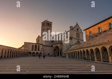 ASSISI, ITALIEN, 6. AUGUST 2021: Sonnenuntergang über der Basilika San Francesco, einer der wichtigsten katholischen Kirchen Stockfoto