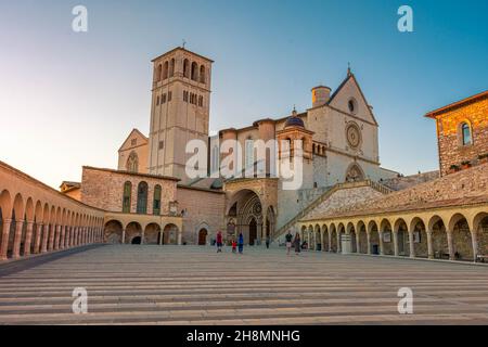 ASSISI, ITALIEN, 6. AUGUST 2021: Sonnenuntergang über der Basilika San Francesco, einer der wichtigsten katholischen Kirchen Stockfoto