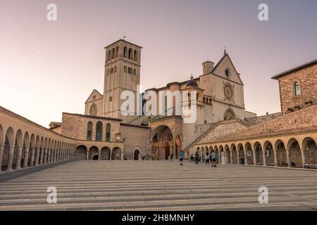 ASSISI, ITALIEN, 6. AUGUST 2021: Sonnenuntergang über der Basilika San Francesco, einer der wichtigsten katholischen Kirchen Stockfoto