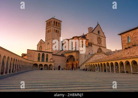 ASSISI, ITALIEN, 6. AUGUST 2021: Sonnenuntergang über der Basilika San Francesco, einer der wichtigsten katholischen Kirchen Stockfoto