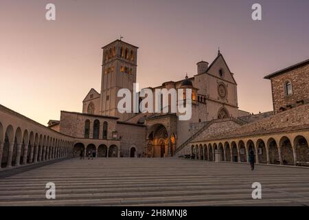 ASSISI, ITALIEN, 6. AUGUST 2021: Sonnenuntergang über der Basilika San Francesco, einer der wichtigsten katholischen Kirchen Stockfoto