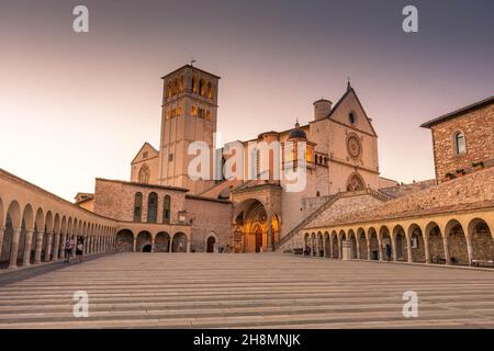 ASSISI, ITALIEN, 6. AUGUST 2021: Sonnenuntergang über der Basilika San Francesco, einer der wichtigsten katholischen Kirchen Stockfoto