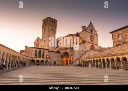 ASSISI, ITALIEN, 6. AUGUST 2021: Sonnenuntergang über der Basilika San Francesco, einer der wichtigsten katholischen Kirchen Stockfoto