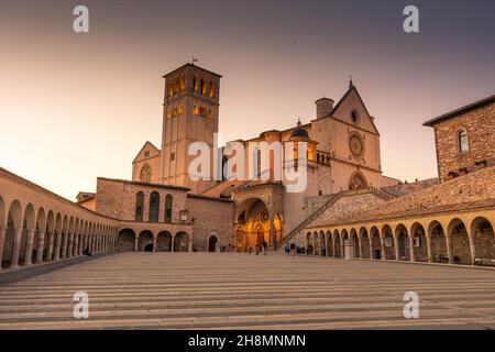 ASSISI, ITALIEN, 6. AUGUST 2021: Sonnenuntergang über der Basilika San Francesco, einer der wichtigsten katholischen Kirchen Stockfoto