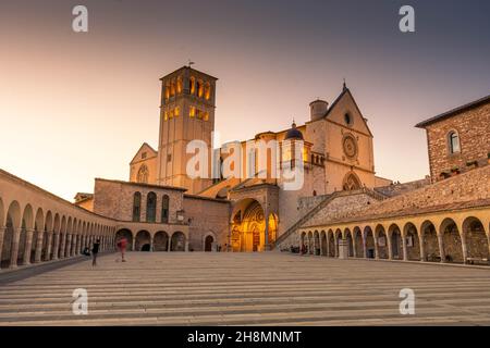 ASSISI, ITALIEN, 6. AUGUST 2021: Sonnenuntergang über der Basilika San Francesco, einer der wichtigsten katholischen Kirchen Stockfoto