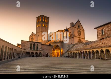 ASSISI, ITALIEN, 6. AUGUST 2021: Sonnenuntergang über der Basilika San Francesco, einer der wichtigsten katholischen Kirchen Stockfoto