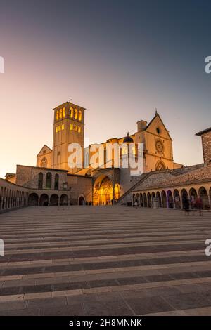 ASSISI, ITALIEN, 6. AUGUST 2021: Sonnenuntergang über der Basilika San Francesco, einer der wichtigsten katholischen Kirchen Stockfoto