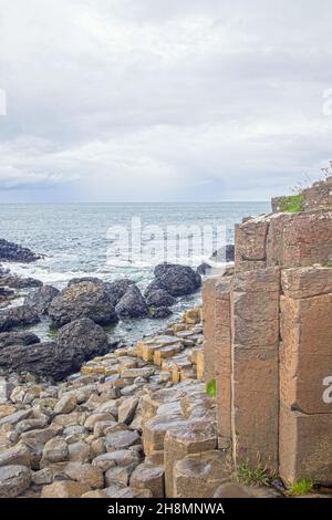 Nordirische Küste, Antrim-Landschaften, Giants of Causeway, Klippen und Felsen rund um die Carrick a Rede Rope Bridge, Nordirland Stockfoto