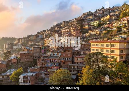 Luftaufnahme von Shimla Hill Station Stadtbild mit landschaftlich reizvoller Berglandschaft in Himachal Pradesh Indien Stockfoto