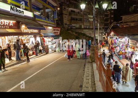 Shimla Hill Station Blick auf Mall Road mit Geschäften und Touristeneinkäufen in der Nacht in Himachal Pradesh Indien Stockfoto