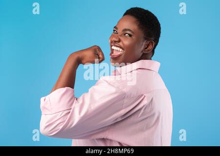 Happy Black Lady Zeigt Bizeps Gestikulieren Ja Auf Blauem Hintergrund Stockfoto