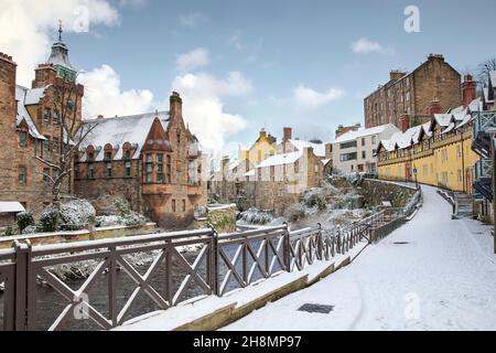 Dean Village Edinburgh im Winterschnee. Mit dem Wasser von Leith Stockfoto