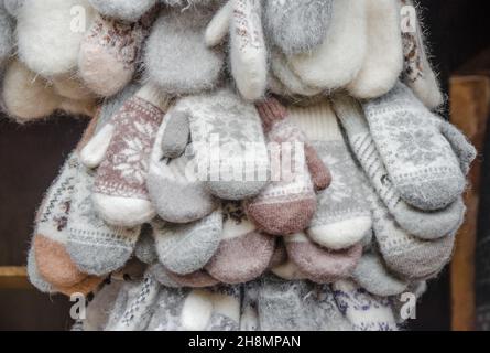 Gestrickte Wollhandschuhe Stockfoto