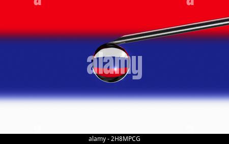 Impfstoffspritze fällt auf Nadel gegen die russische Nationalflagge. Impfung nach medizinischem Konzept. Coronavirus SARS-Cov-2 Pandemieschutz Stockfoto