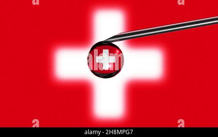 Impfstoffspritze fällt auf Nadel gegen Nationalflagge der Schweiz. Impfung nach medizinischem Konzept. Coronavirus SARS-Cov-2 Pandemieschutz Stockfoto