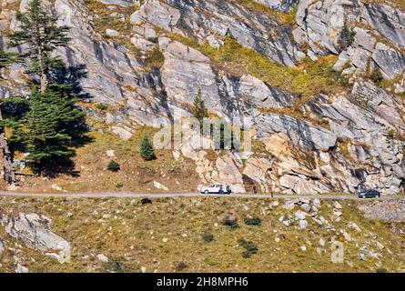 Gefährliche Höhenbergautobahn mit felsigem Gelände auf dem Weg nach Kalpa von Sangla Himachal Pradesh, Indien Stockfoto