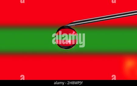 Impfstoffspritze fällt auf die Nadel gegen die nationale Flagge von Transnistria. Impfung nach medizinischem Konzept. Coronavirus SARS-Cov-2 Pandemieschutz Stockfoto