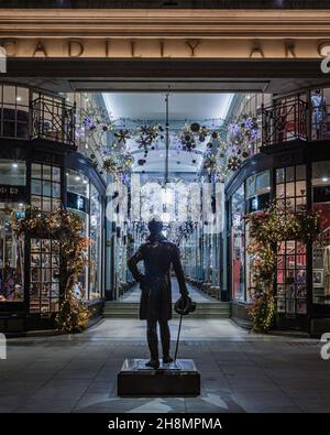 Beau Brummel blickt auf die Weihnachtsdekorationen in der wunderschönen Piccadilly Arcade in Mayfair, London. Stockfoto
