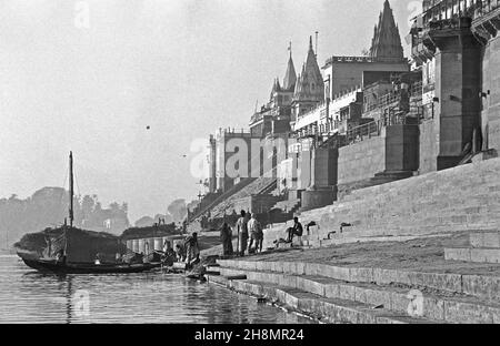 Benares 1975, Verbrennungsstätte in Varanasi, Treppe auf dem Ganges in Varanasi, Ghats in Varanasi, Leichenbestattungen, alte Boote auf dem Ganges Stockfoto