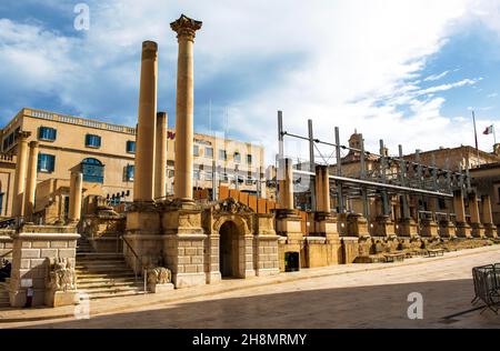 Ruine des ehemaligen Opernhauses im Zweiten Weltkrieg zerstört Royal Opera House of Valletta, heute Open-Air-Bühne in Ruine, Valletta, Malta integriert Stockfoto