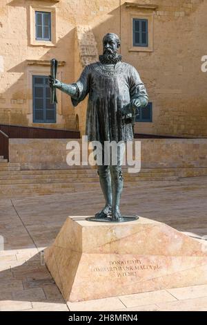 Bronzestatue von Jean Parisot de la Valette, Großmeister des Malteserordens, Gründer der Hauptstadt Valletta von Malta, Valletta, Malta Stockfoto