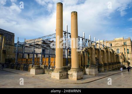 Ruine des ehemaligen Opernhauses im Zweiten Weltkrieg zerstört Royal Opera House of Valletta, heute Open-Air-Bühne in Ruine, Valletta, Malta integriert Stockfoto