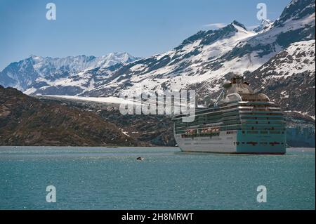 Schiff vor dem Lamplugh Glacier, Eintritt zum Johns Hopkins Inlet, West Arm, Glacier Bay National Park, Southeast Alaska, Alaska, USA Stockfoto