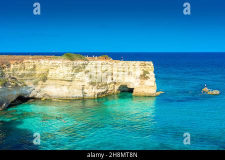 SALENTO, ITALIEN, 11. AUGUST 2021: Das wunderschöne kristallklare Meer von Apulien von den Klippen und den Meeresstapeln von Sant'Andrea Stockfoto