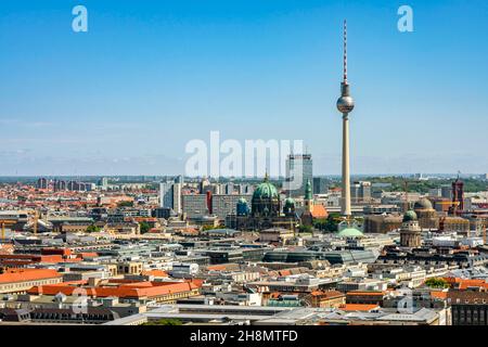 Blick vom Hochhaus am Potsdamer Platz auf den Alexanderplatz mit dem Deutschen Dom und dem Gendarmenmarkt, Berlin, Deutschland Stockfoto