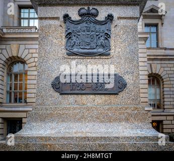 Das Wappen auf dem Sockel der Statue von Karl August von Hardenberg vor dem Repräsentantenhaus, Berlin, Deutschland Stockfoto