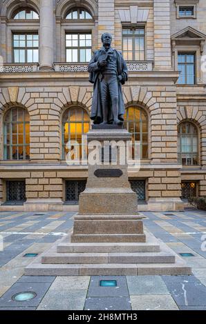 Die Statue des Staatsmannes Karl August von Hardenberg vor dem Repräsentantenhaus, Berlin, Deutschland Stockfoto