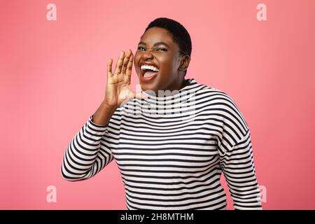 Afroamerikanische Lady Schreiend Hand In Der Nähe Des Mundes Halten, Rosa Hintergrund Stockfoto