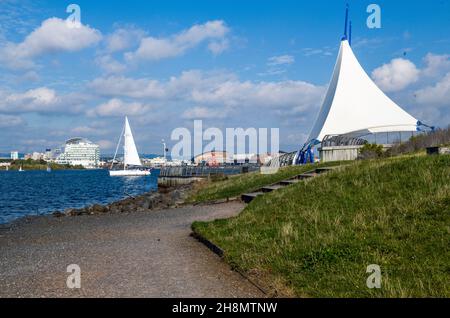 Blick entlang der Cardiff Bay Barrage nach Cardiff Stockfoto