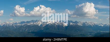 Bergpanorama, Blick von der Gratwanderung Herzogstand Heimgarten, Karwendelgebirge im Frühjahr, Oberbayern, Bayern, Deutschland Stockfoto